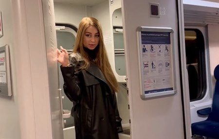 Постер к видео: Парень наблюдает как девушка возбуждается в электричке и зовет сходить с ней в туалет.